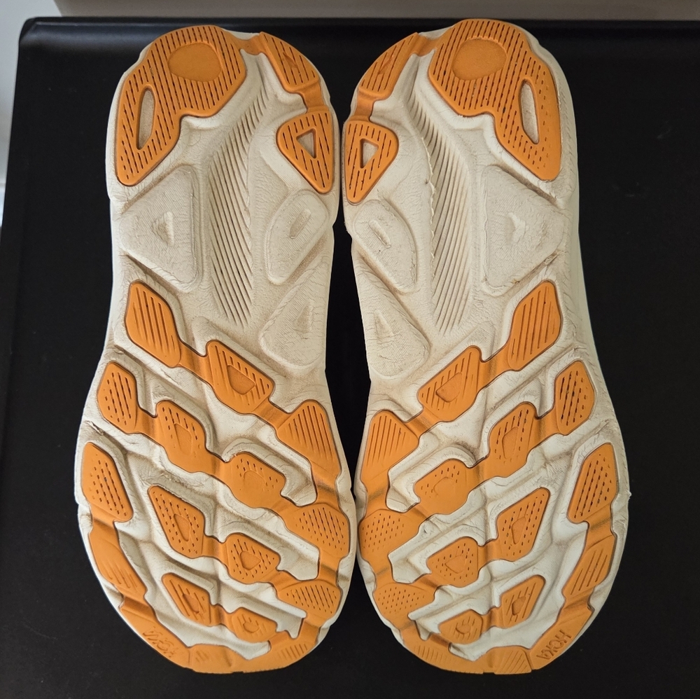 EUC Hoka Clifton 9 Running Shoes - Picture 6 of 16